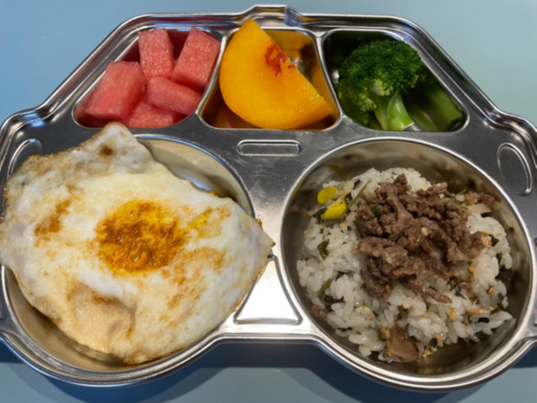 어린이 반찬 - 나물비빔밥, 달걀 프라이, 수박, 복숭아, 브로콜리