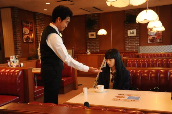 상냥한 점장에게 마음이 끌리게 되는 아키라(고마츠 나나)