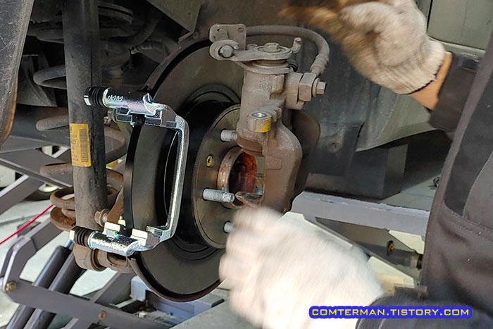 올란도 캘리퍼 브라켓 장착