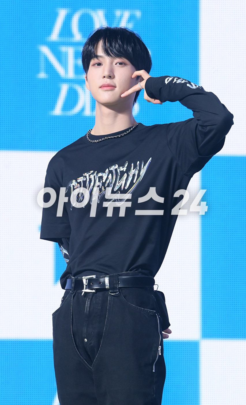 그룹 티엔엑스(TNX)가 15일 오후 서울 용산구 블루스퀘어에서 열린 TNX의 두 번째 미니앨범 &#39;러브 네버 다이즈(Love Never Dies)&#39; 쇼케이스에서 포토타임을 갖고 있다.