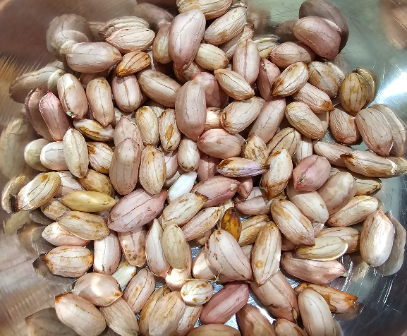 생땅콩을 깐 모습