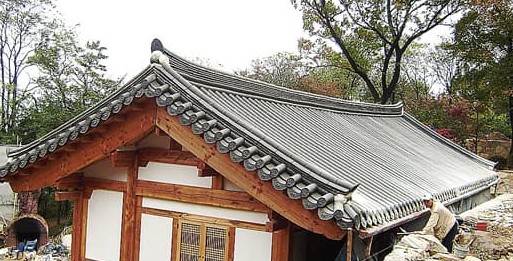 전통기와 지붕은 왜 소음을 흡수했을까? 한옥이 조용했던 구조적 이유