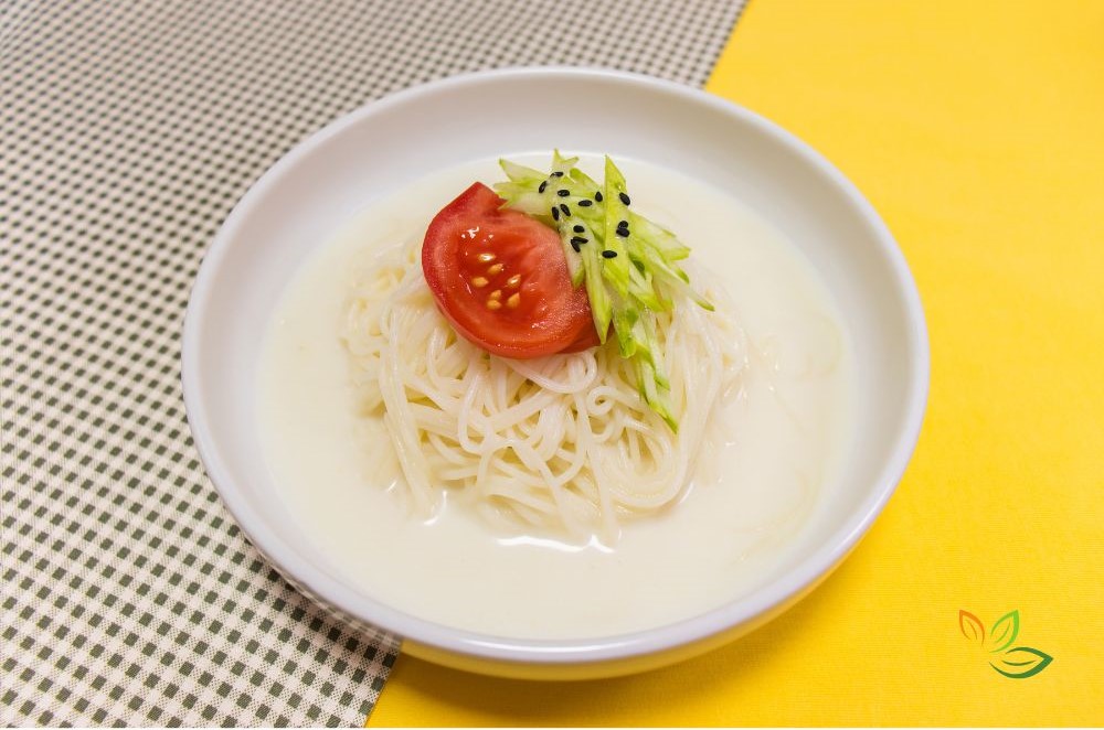 여름철 중년 보양식 콩국수 - 시원하고 영양가 높은 식물성 단백질 건강면요리, 더위 해소 음식 via canva