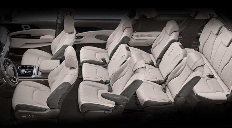 카니발11인승은 8명탑승하고 짐칸이 따로 있다