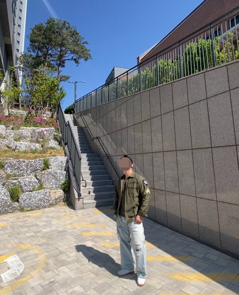 데일리룩(2024. 5. 3.) OG-107 존레논 셔츠 워크웨어 자켓 밀리터리, 구제 카키 티셔츠, 에러스익셉티드 데미지진 디스트레스드 데님팬츠, 푸마 독일군 아미 트레이너 뮬