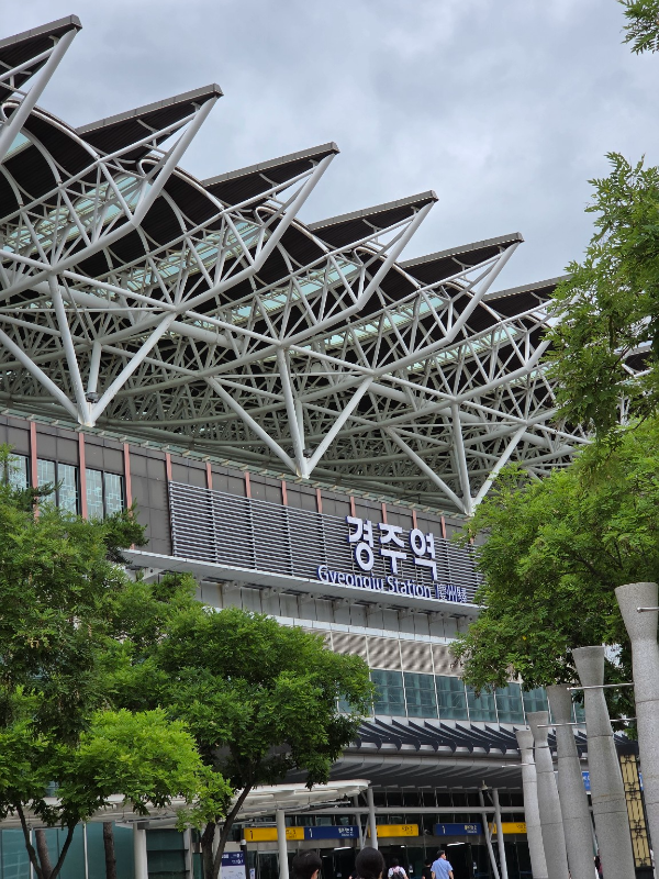 경주역 입구 모숩