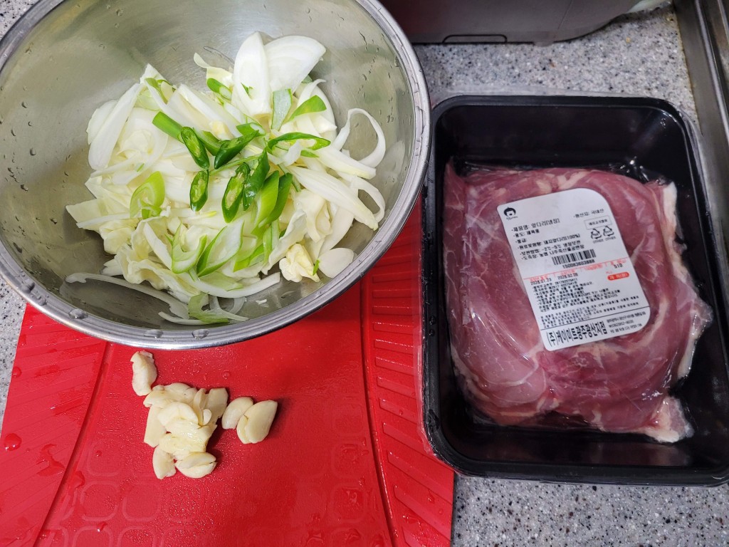 제육볶음 재료 준비 양파 대파 양배추와 돼지고기 앞다리살
