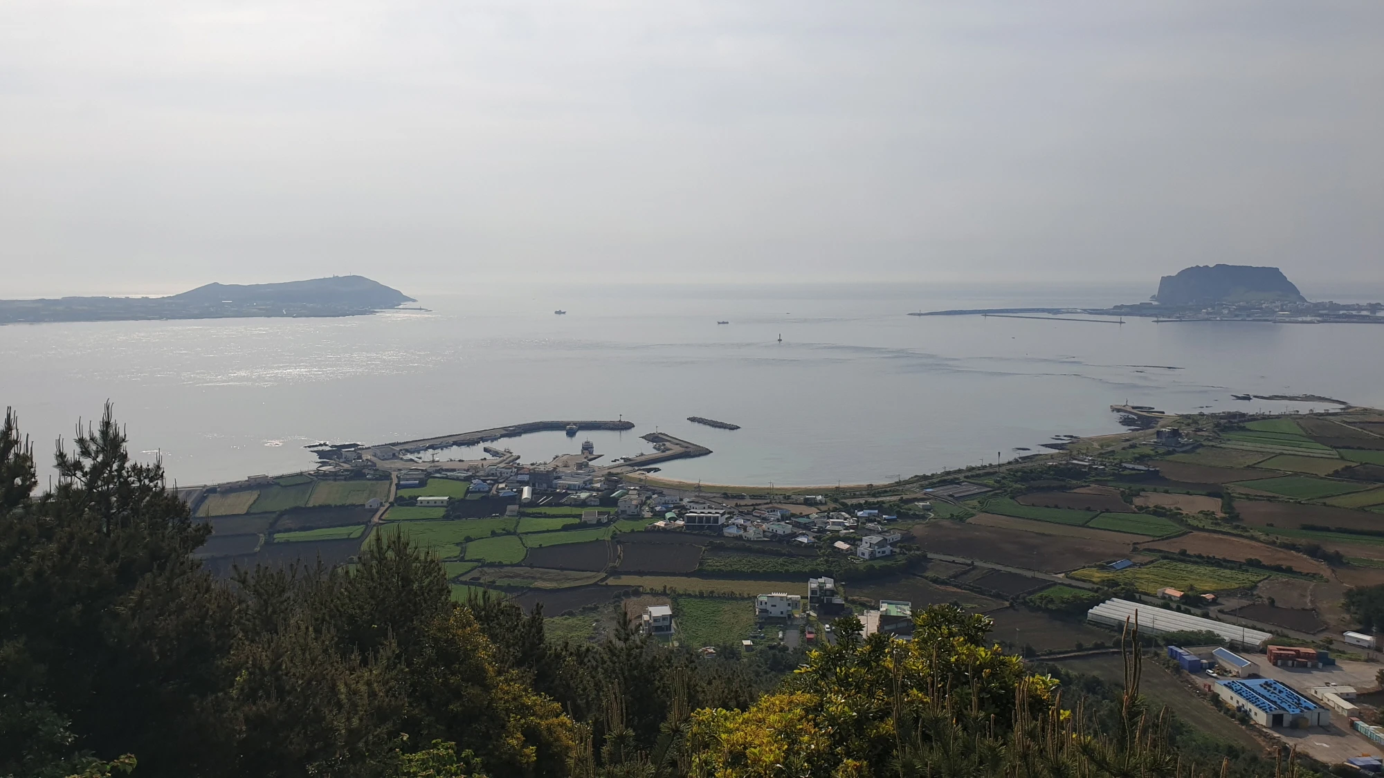 지미봉에서 본 성산일출봉과 우도