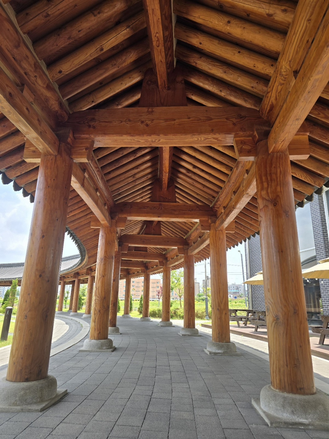 농업센터입구로 이어진 한옥통로 길