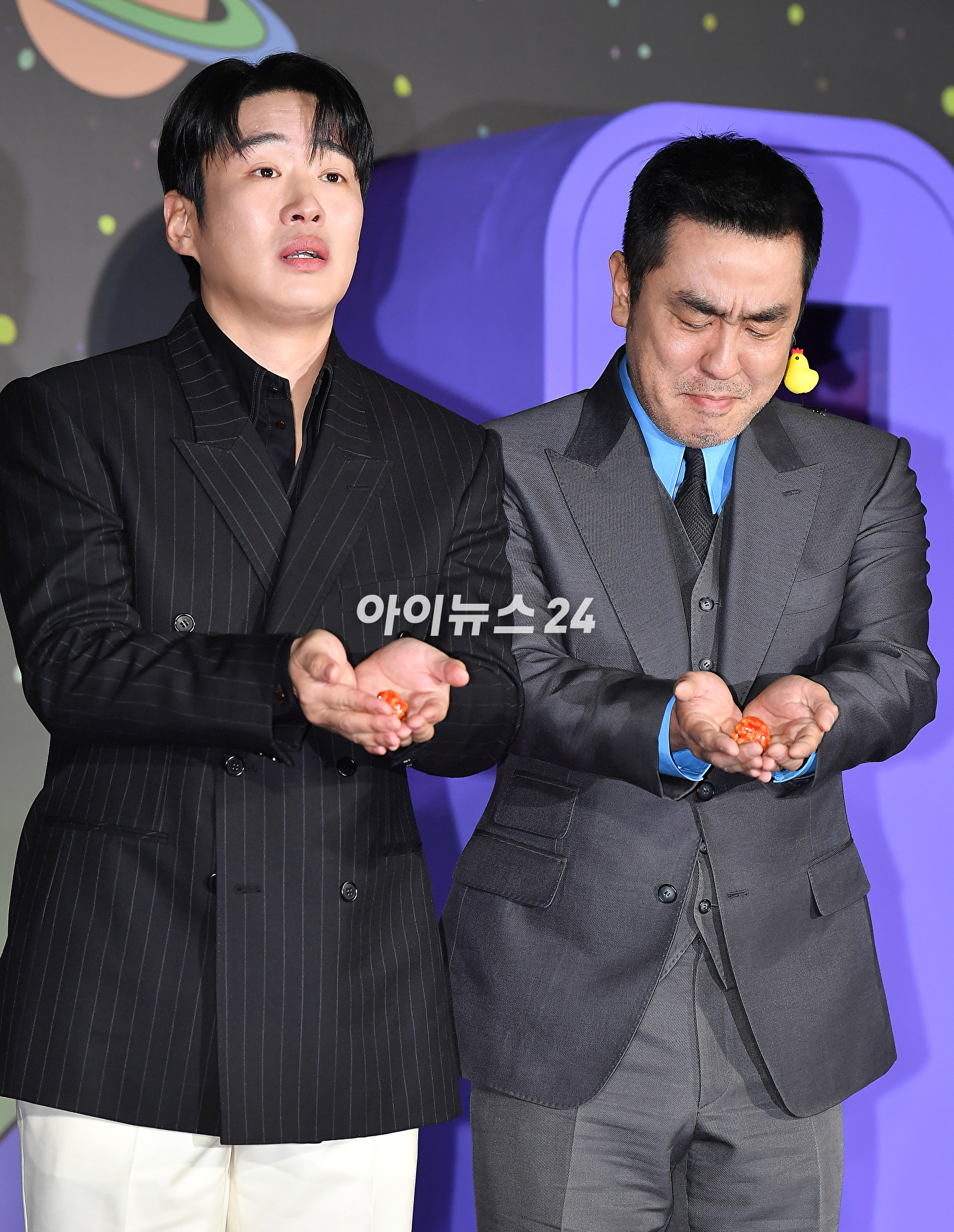 배우 안재홍&#44; 류승룡이 13일 오전 서울 광진구 롯데시네마 건대입구에서 열린 넷플릭스 &#39;닭강정&#39; 제작발표회에서 포토타임을 갖고 있다. [사진=곽영래 기자]