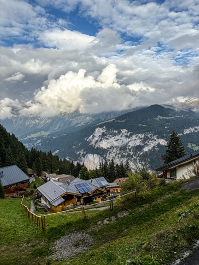 뮈렌 마을 꼭대기에서 바라본 풍경, 푸른 잔디가 펼처져 있고 스위스 전통 가옥인 샬레형 집이 옹기종기 모여 있다.