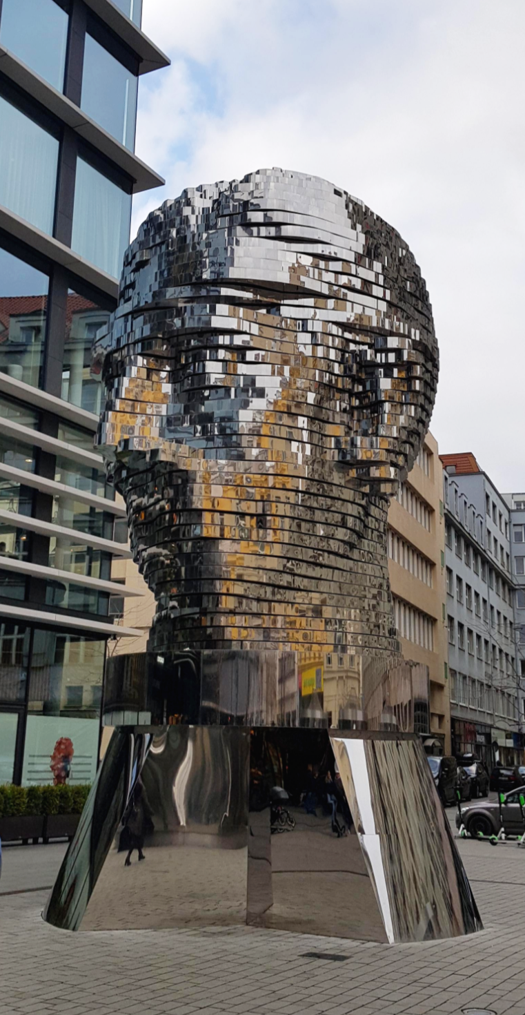 체코 프라하 돌아가는 얼굴