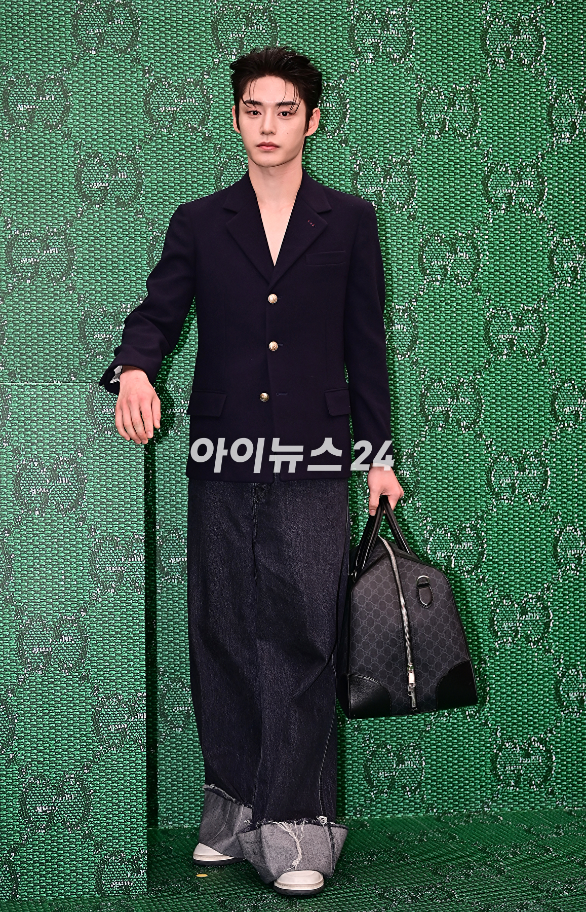 제로베이스원 김지웅이 6일 오후 서울 용산구 구찌가옥에서 열린 구찌(GUCCI) 신제품 출시 기념 행사에서 포토타임을 갖고 있다. [사진=곽영래 기자]