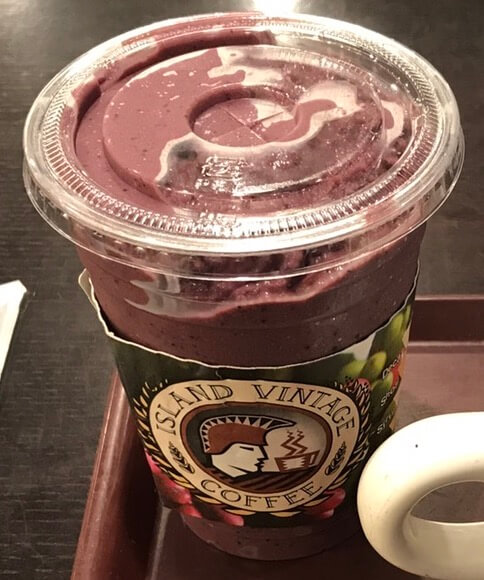 아일랜드 빈티지 카페의 아사이 스무디 전체적인 모습을 보여주는 사진입니다.