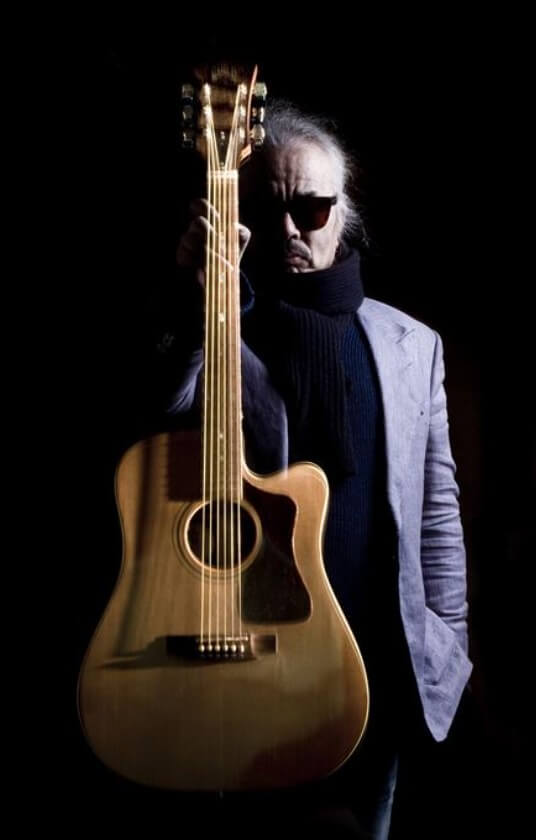 전인권이-통기타를-들고-서있는-사진으로-카리스마가-느껴진다.