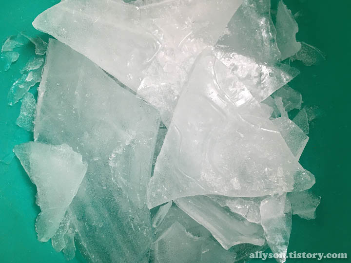 그릇에-담긴-불규칙하게-깨진-얼음조각들