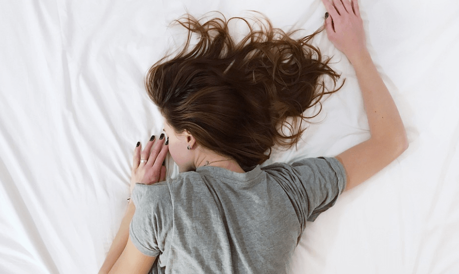 목감기 빨리 낫는 법으로 휴식과 함께 수면을 취하고 있는 여성