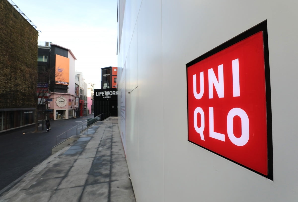 유니클로는 노재팬과 코로나19 등의 영향으로 지난 2021년 플래그십 스토어인 유니클로 명동 중앙점의 문을 닫기도 했다. 그러나 최근 인기가 살아나면서 다시 오프라인 매장 늘리기에 집중하기 시작했다.