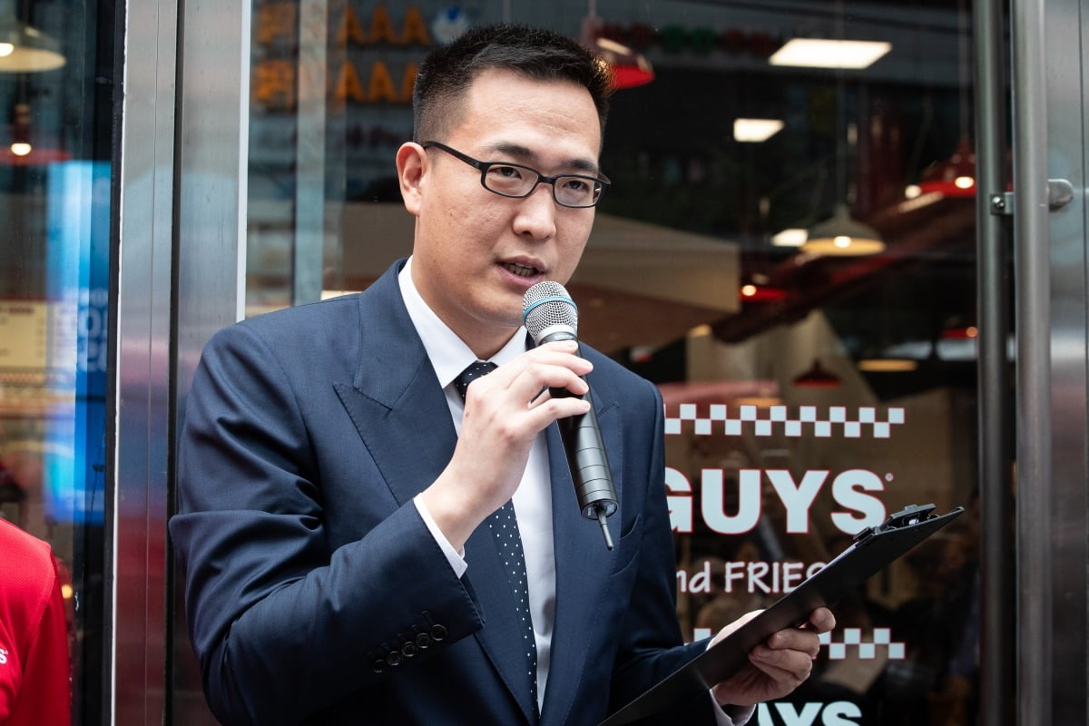 김동선 한화갤러리아 부사장이 서울 강남구 파이브가이즈 강남에서 열린 파이브가이즈 1호점 오픈 행사에서 인사말을 하고 있다.