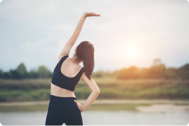 야외에서 운동하는 모습