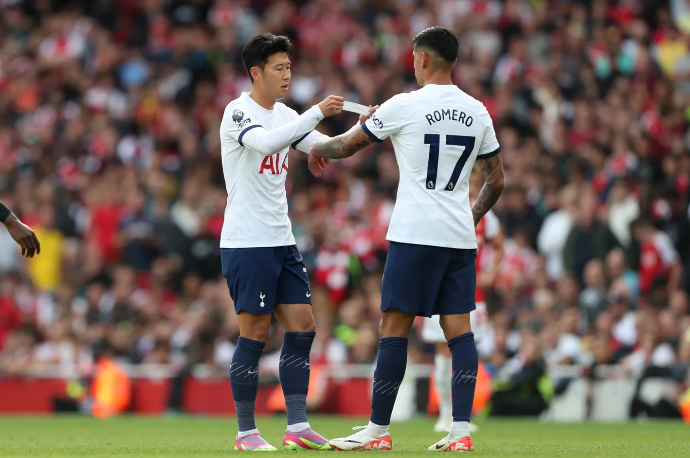 부주장 로메로에게 주장 완장을 넘겨 주는 손흥민