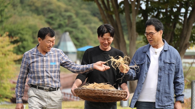 강상곤 씨 부자와 이만기가 인삼을 함께 살펴보는 모습