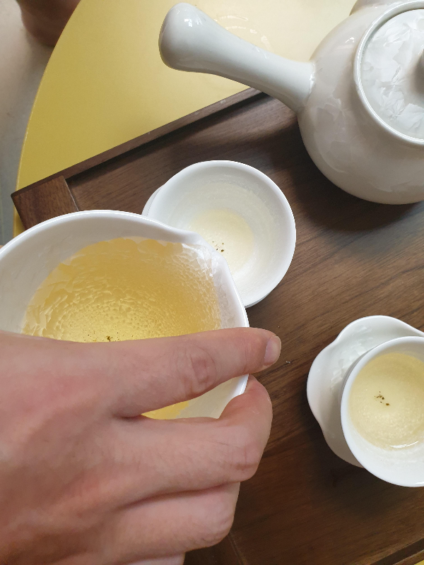 공도배에 있는 차를 찻잔에 따르는 장면