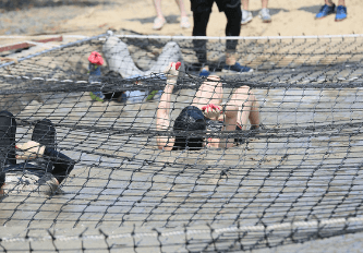 보령머드축제 그물 통과 장면