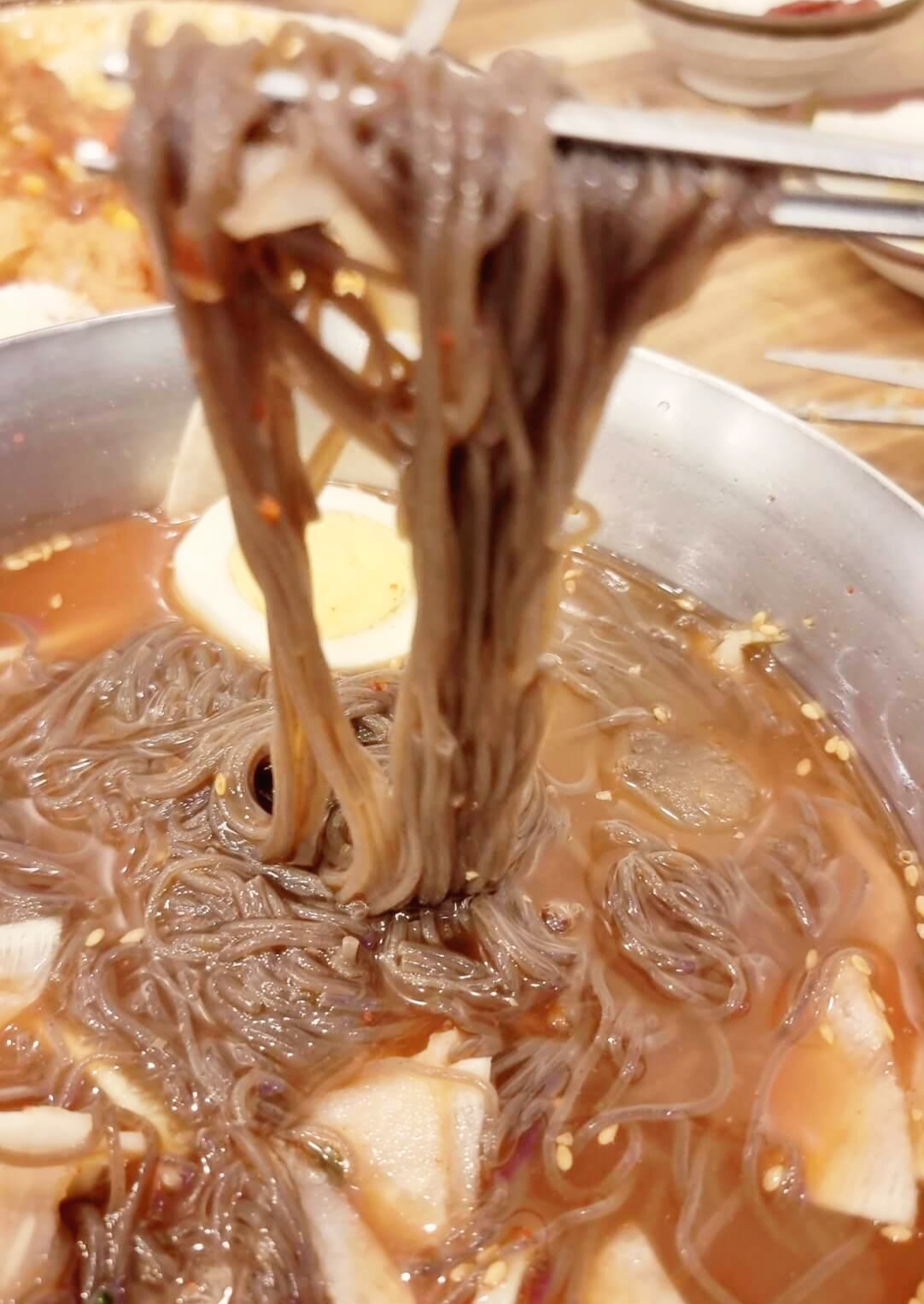 냉면 한젓거락을 들어올림