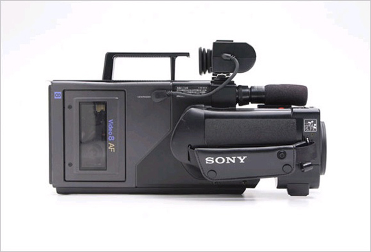 CCD-V8 최초의 가정용 캠코더. 270만 화소 CCD