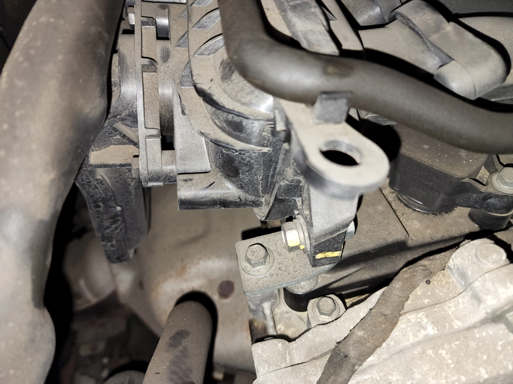 엔진 좌측 상단의 ㄱ자 브라켓