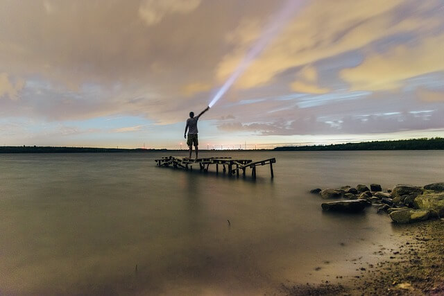 손전등-보는-꿈-해몽