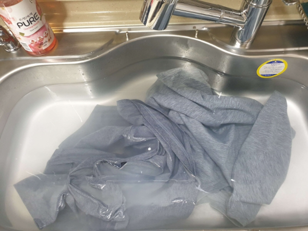 누런 때 세탁물 푹담그기