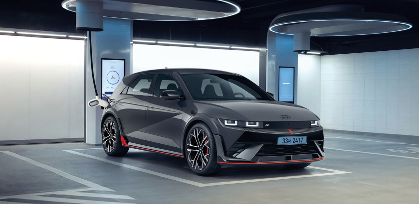 어비스 블랙펄 색상의 아이오닉 5N이 배터리를 충전하는 모습