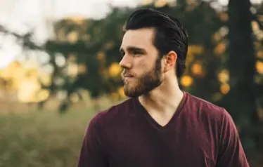 자주색 옷을 입은 남자