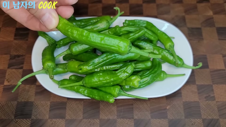 꽈리고추가 담긴 접시