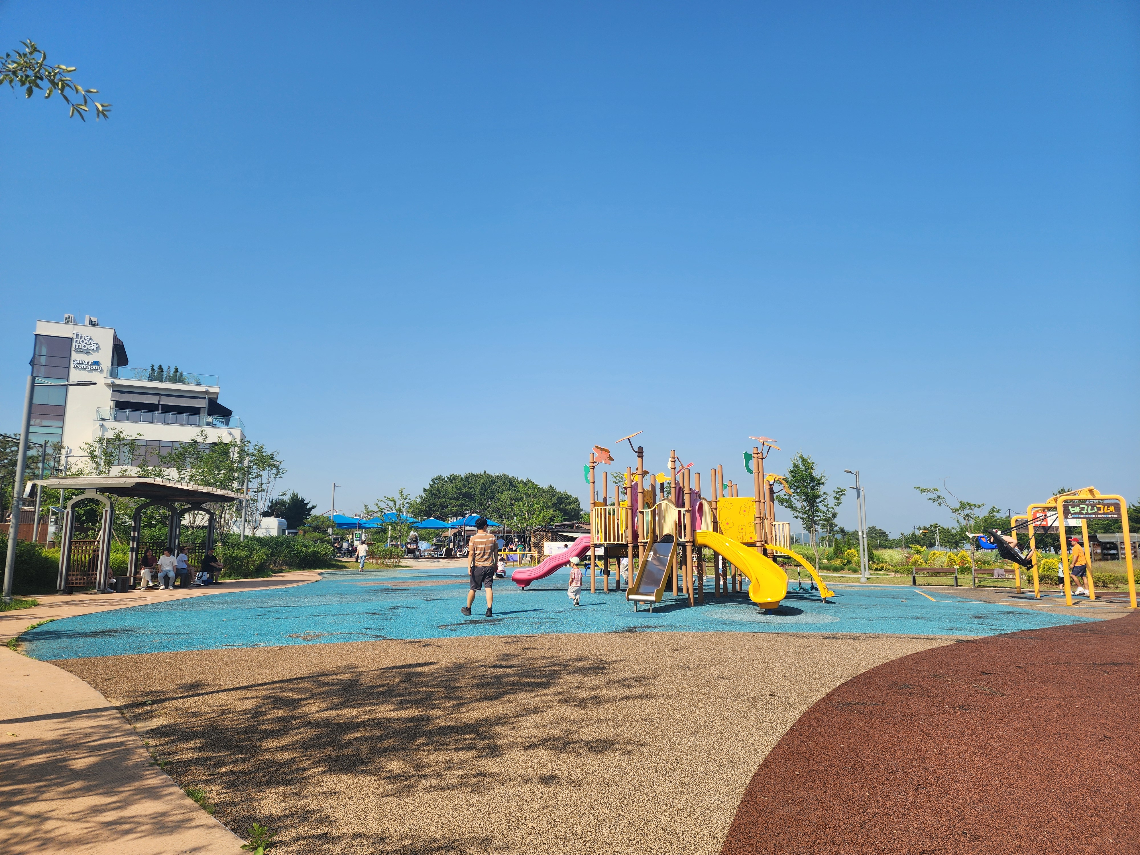더노벰버라운지 옆에 있는 놀이터