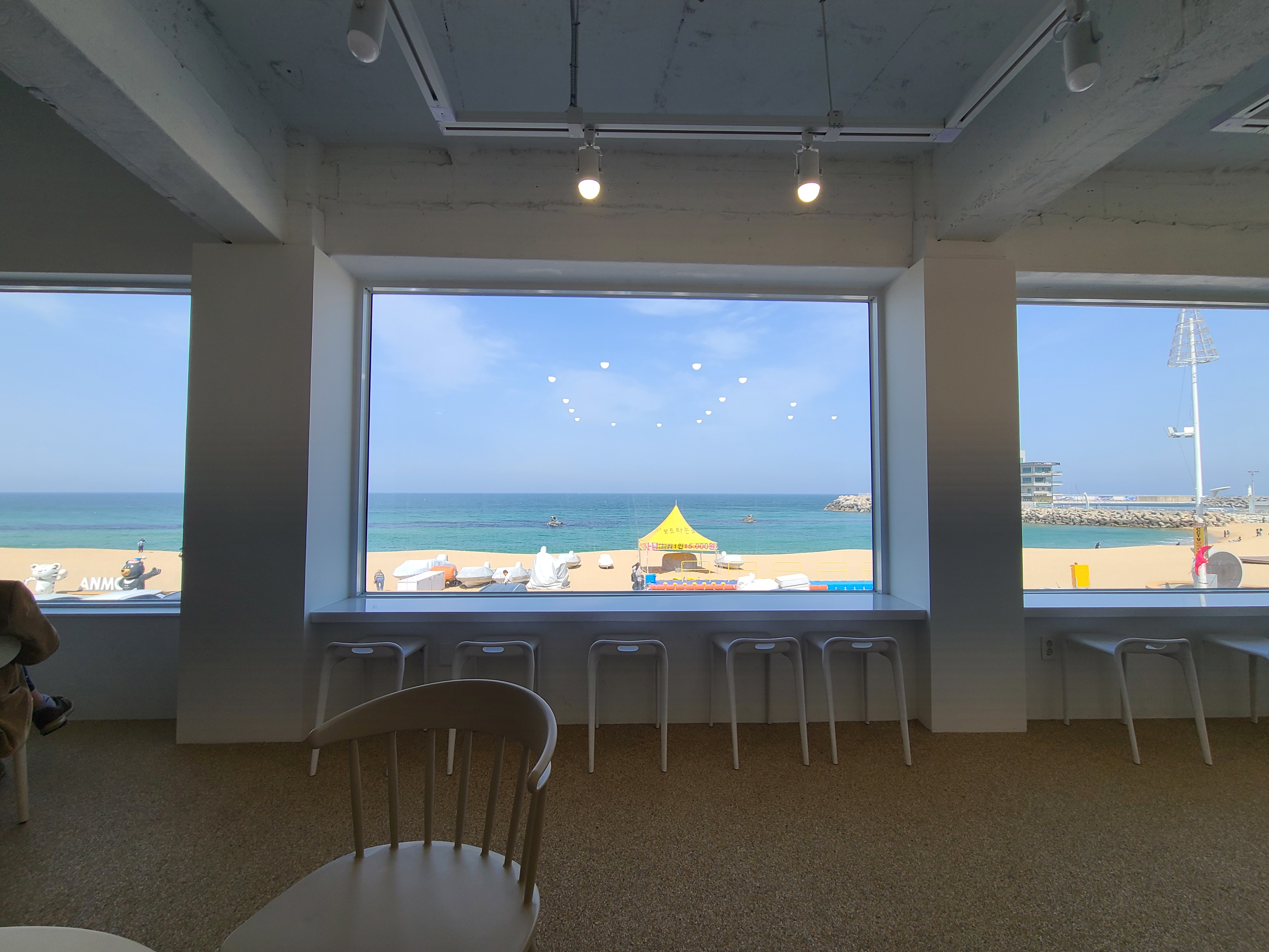 안목해변 카페 레오파드 2층 창가