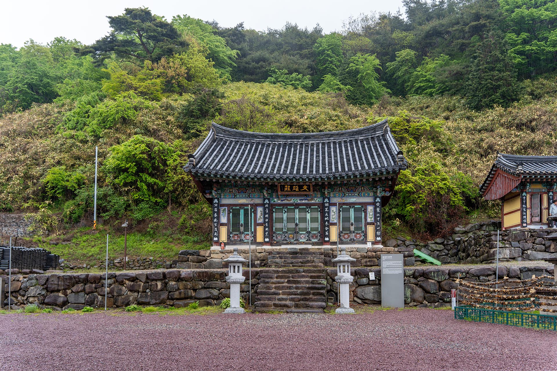 만어사 대웅전
