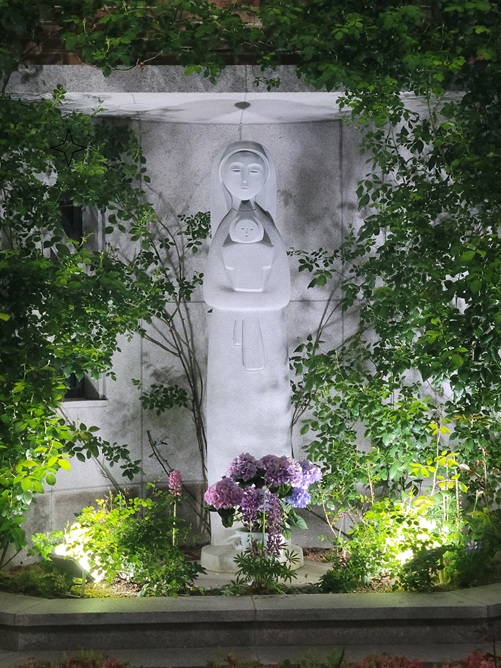 위 사진은 서울 신도림동성당에 있는 성모자상입니다. 아름다운 작품이지요. 최종태 요셉 선생님의 작품입니다.