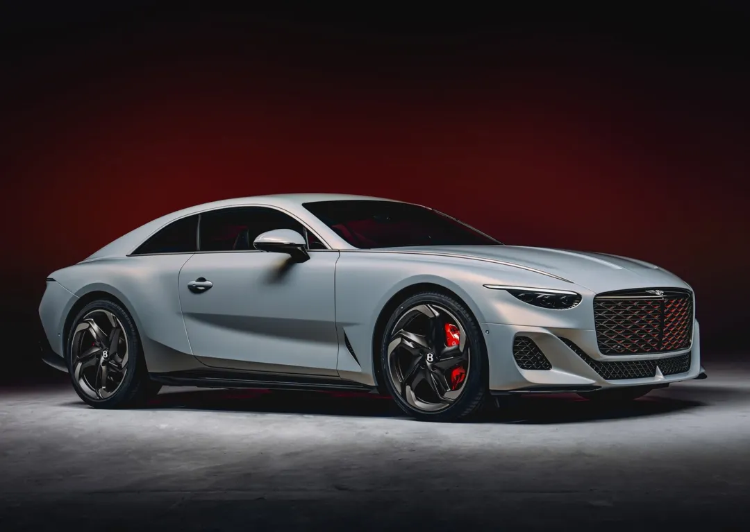 벤틀리 뮬리너 바투르 앞