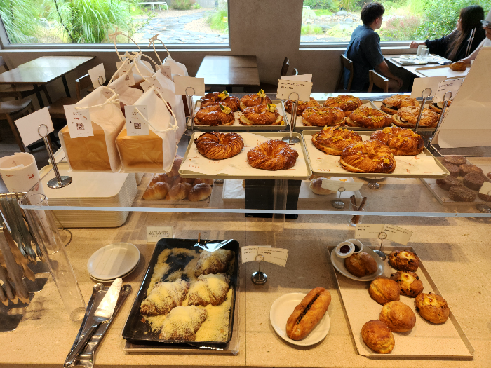 There are many breads on a plate on the table. 4