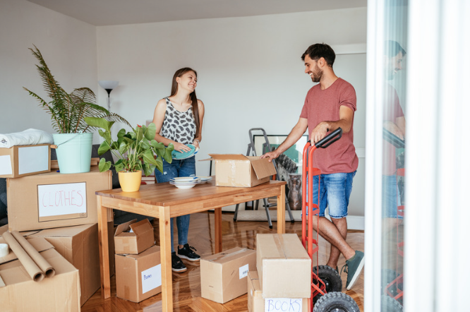 아파트로 이사하는 신혼부부 사진