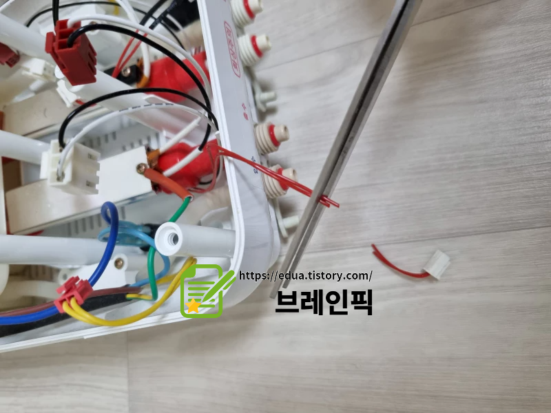 본체와 연결된 하얀색 온도센서 커넥터와 연결된 빨간 전선을 잘랐다.