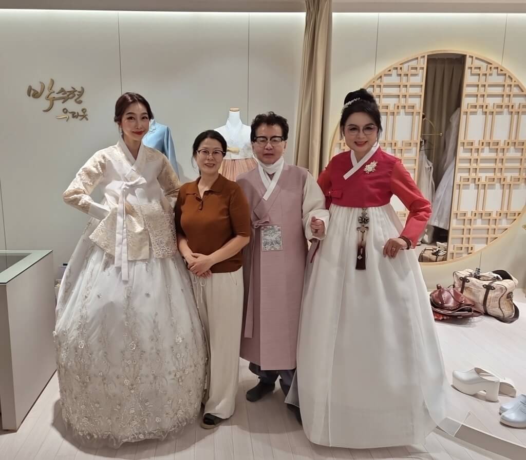 좌측부터 이선율 아나운서, '박수현우리옷남양주점' 박랑주 원장, '(사)한국열린예술인협회' 최상길 회장, 이남지 시인