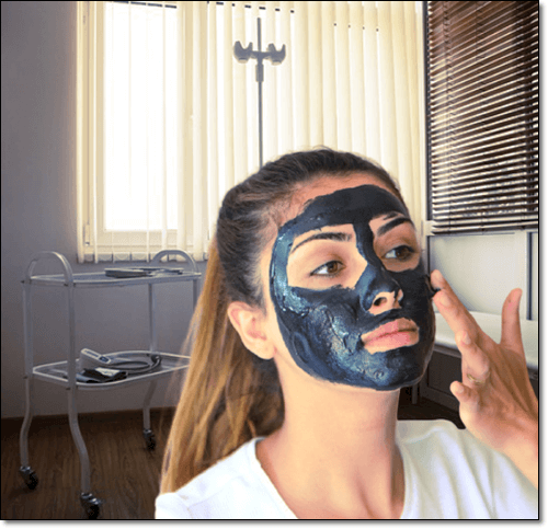 얼굴 팩하는 여성