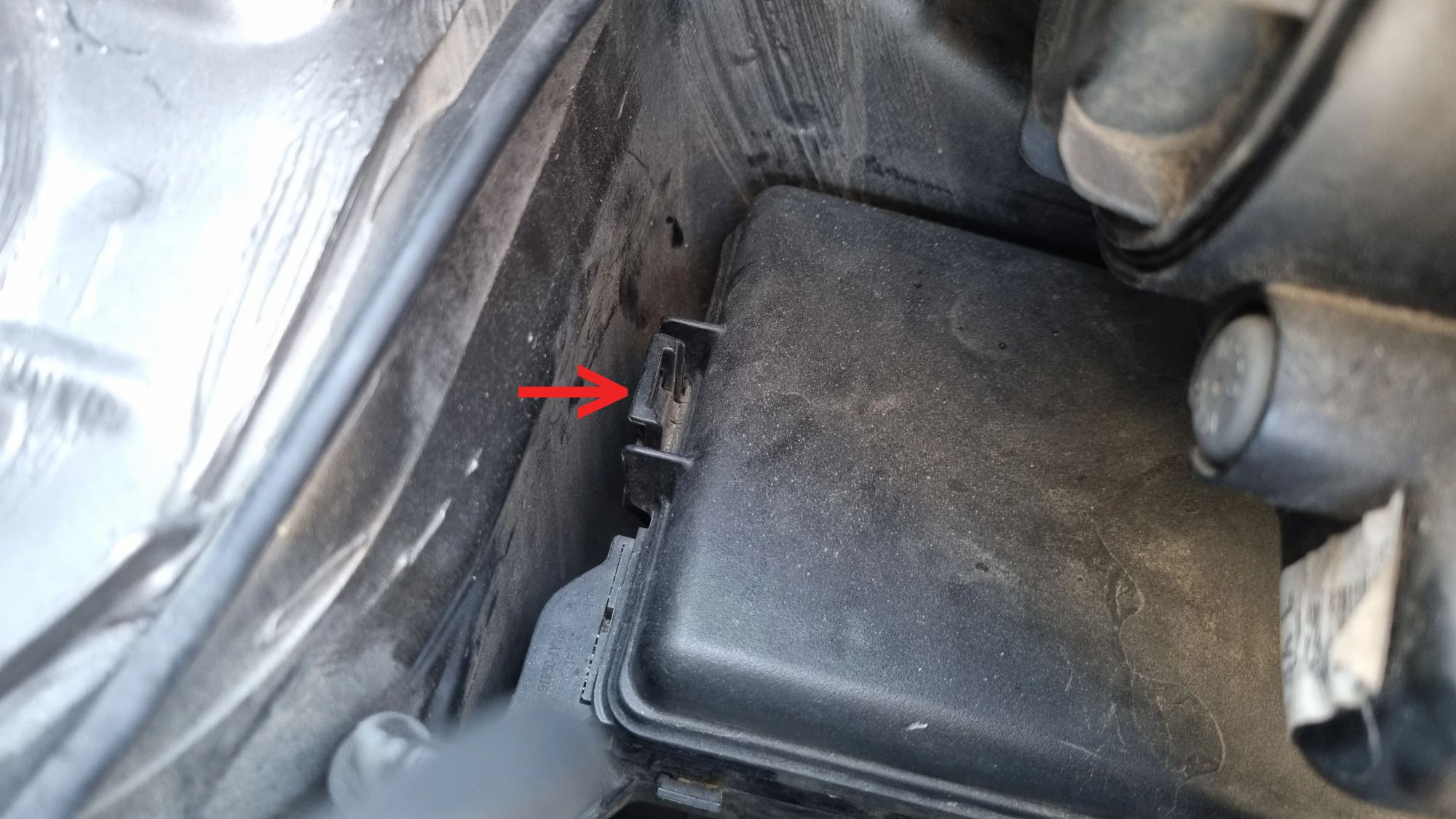 퓨즈 박스 커버 여는 방법