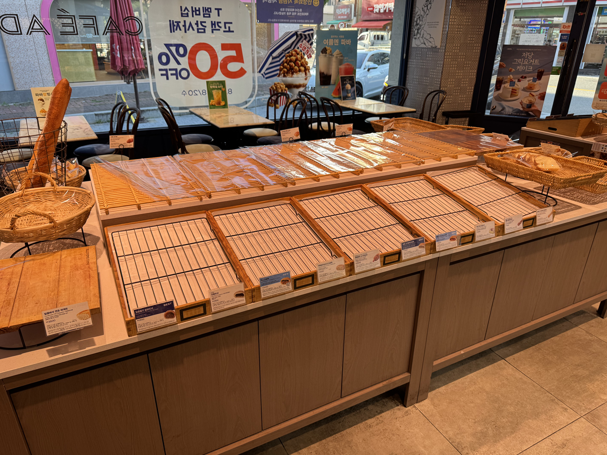 SKT 파리바게뜨 50% 할인 쿠폰 사용을 위해 오후 4시경 매장 방문했으나 빵 진열대가 비어 있는 모습