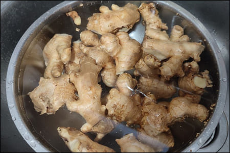 물에 생강 씻기