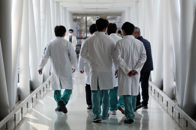 겁주면 지릴줄 알았지? 어차피 국민들은 우리없으면 다 개나 돼지야